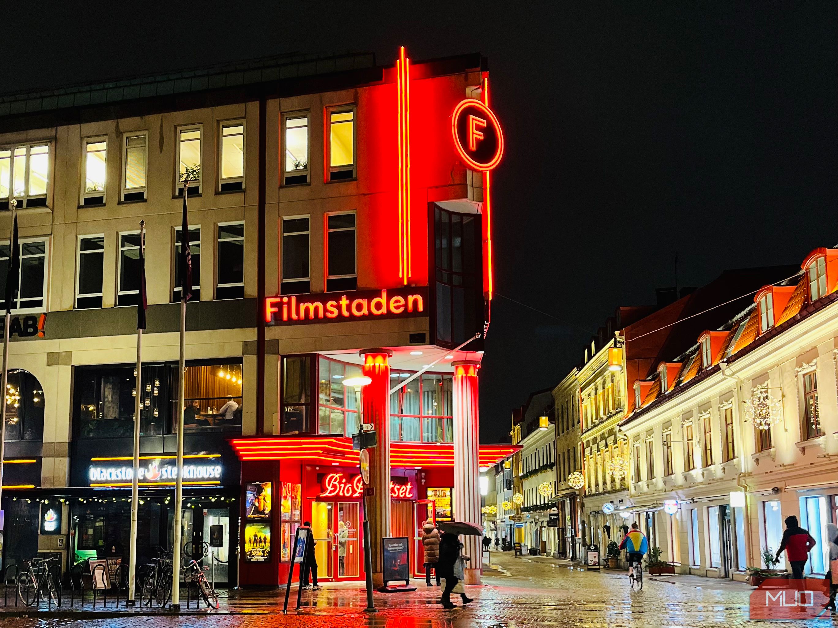 Photo of a street scene with artificial lighting