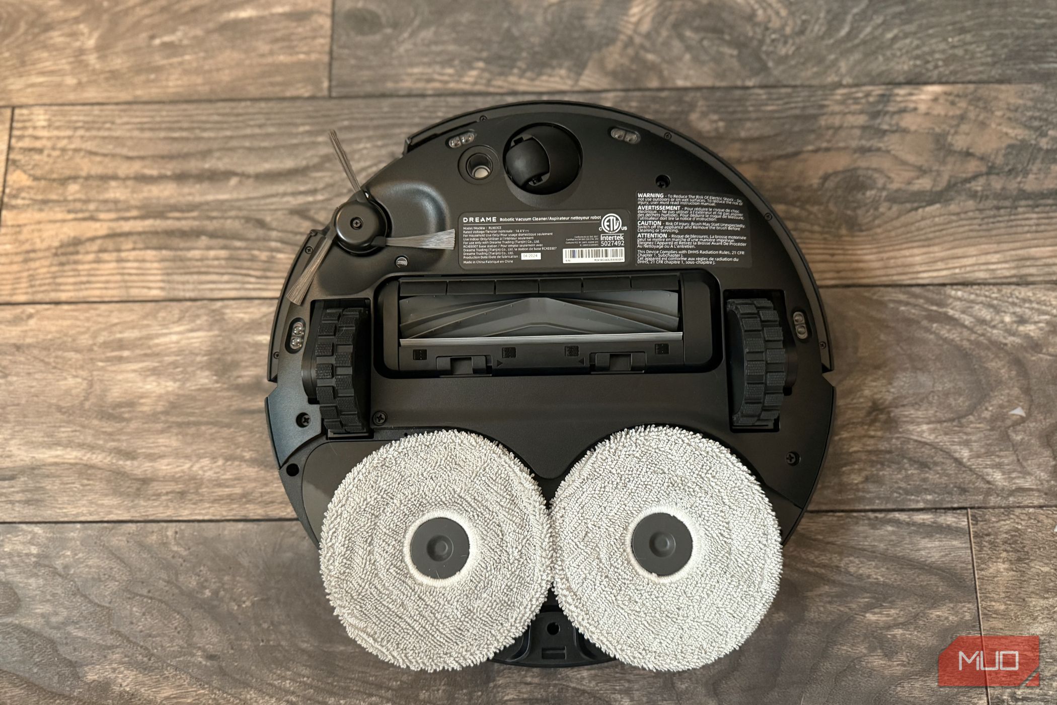 parte inferior do dreame x40 mostrando esfregões e escova lateral