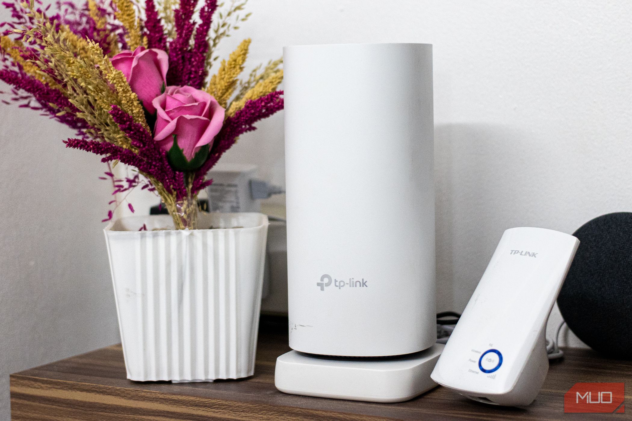 روتر TP-Link Deco Mesh در کنار تکرارکننده Wi-Fi