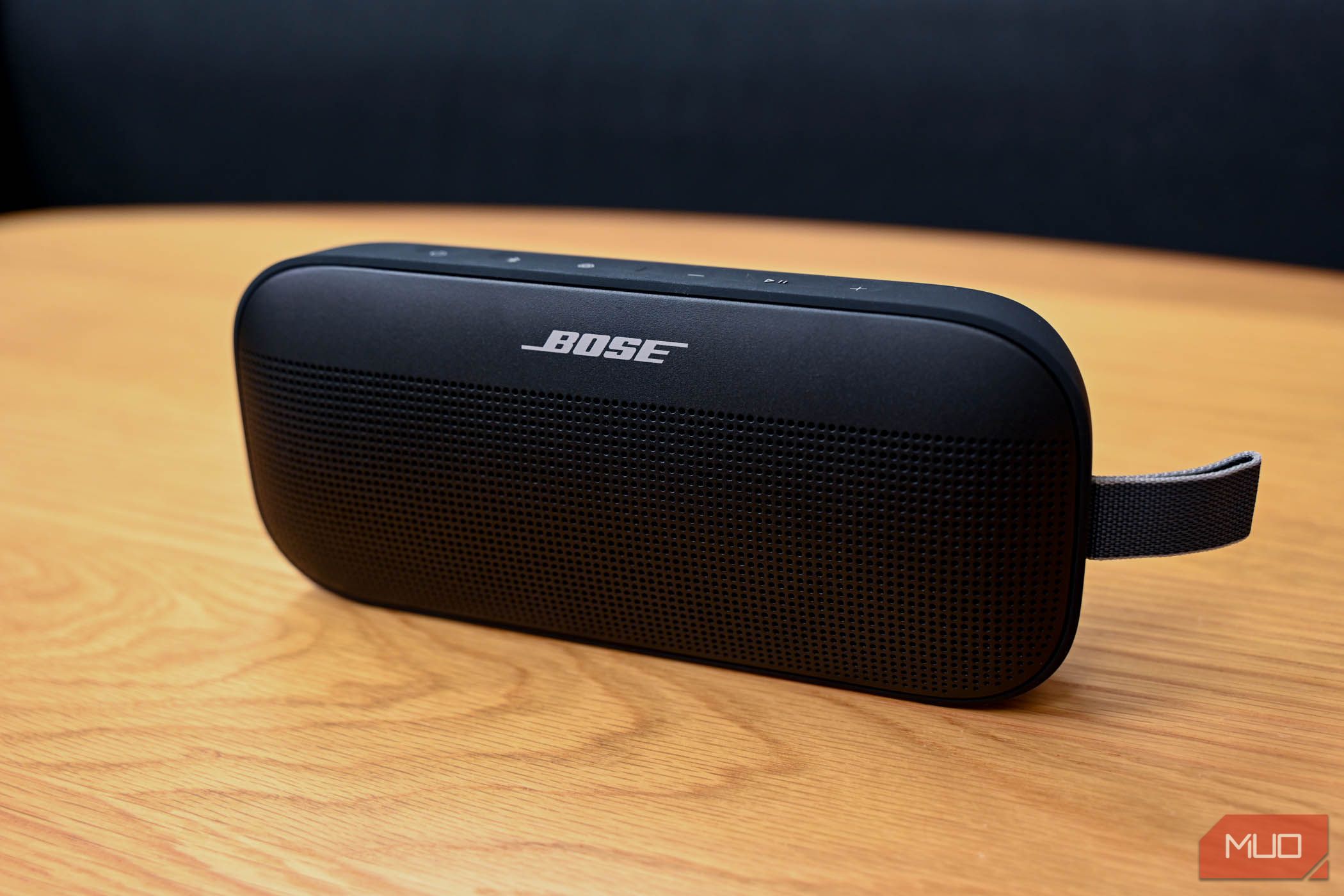 bose soundlink flex on table