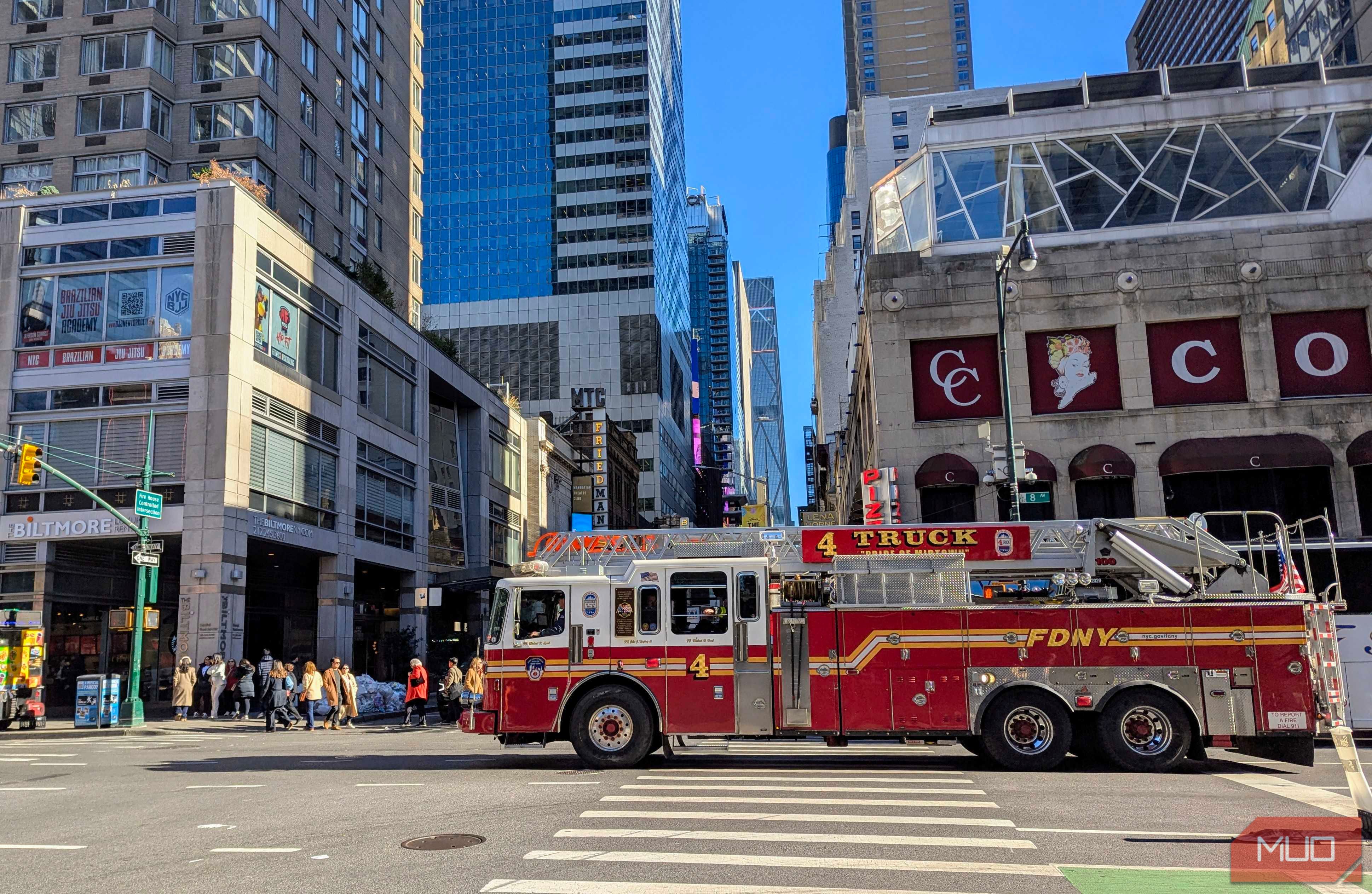 یک ماشین آتش نشانی FDNY در حال عبور از منهتن