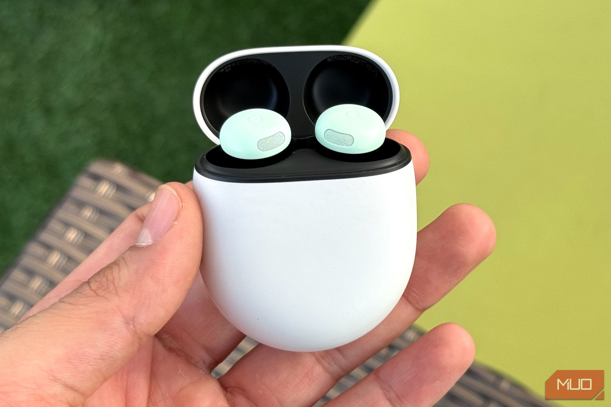 Pixel Buds Pro 2 در دست