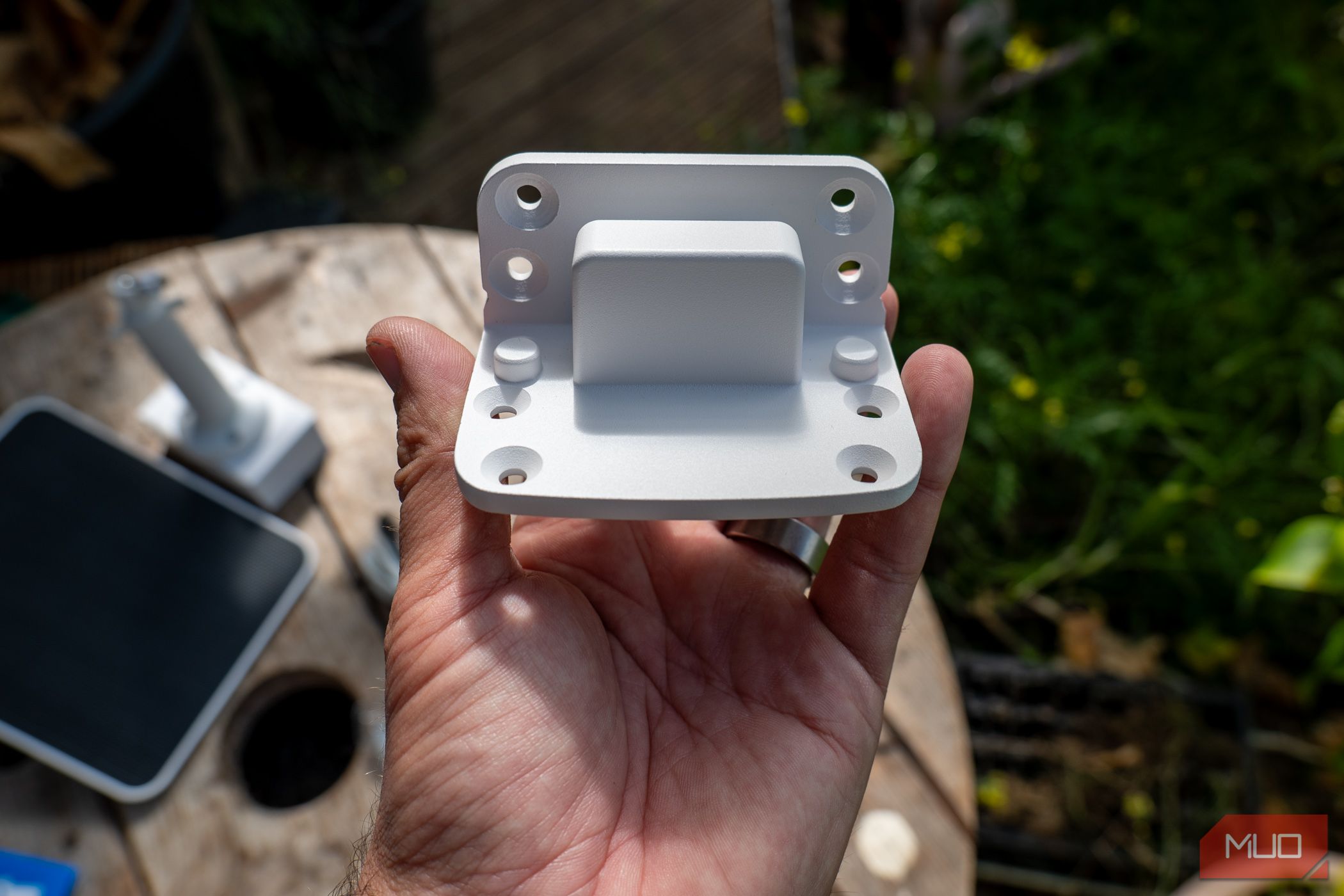 Reolink PT Ultra mounting bracket detail for top or side mounting. 