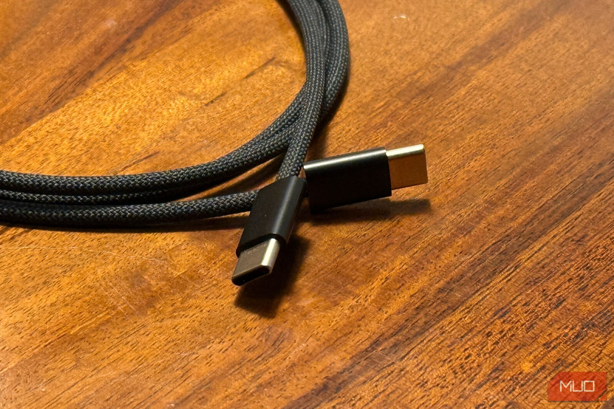 two ends of a usb c to usb c cable kept on a wooden table