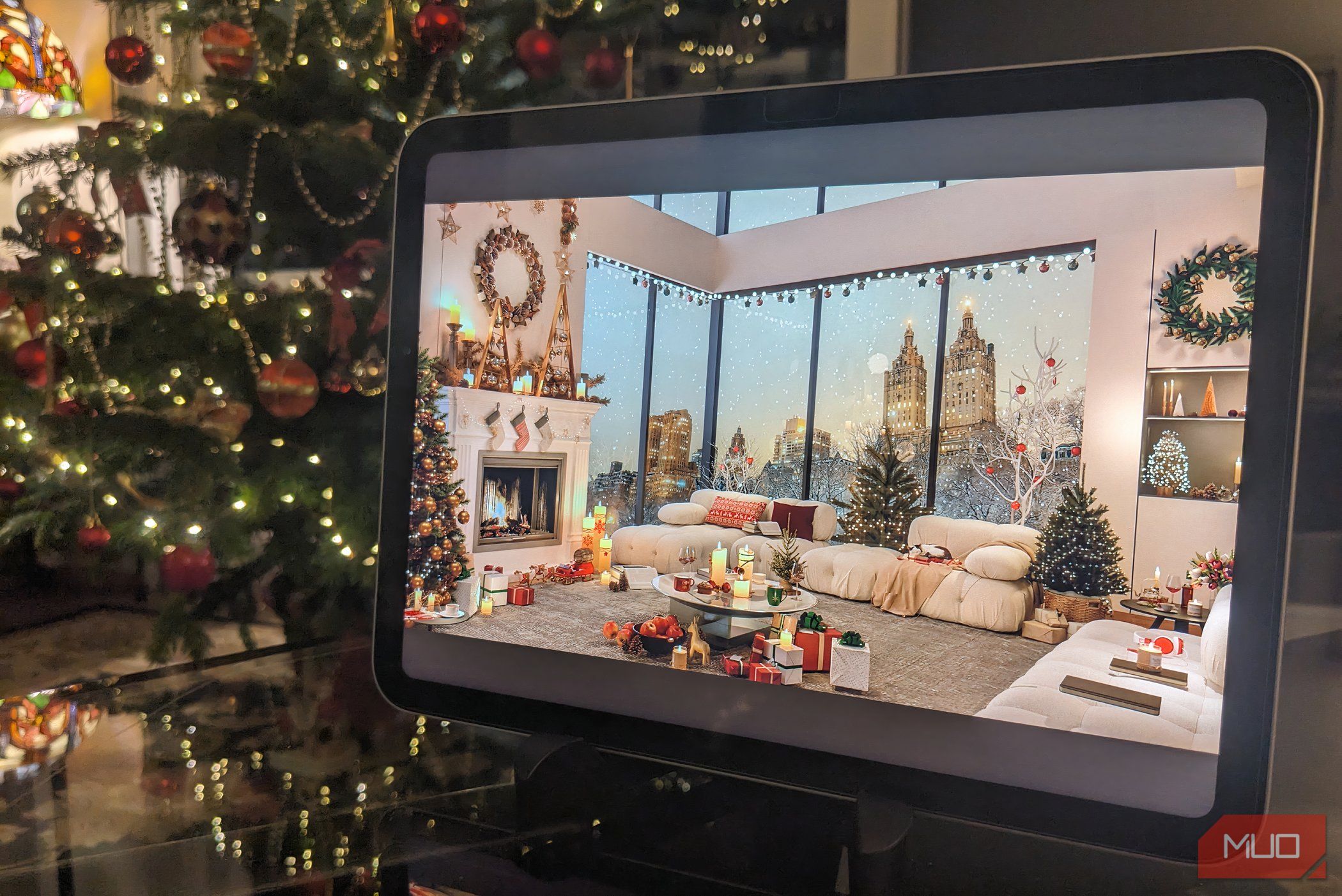 Use These 10 Christmas-Themed YouTube Backgrounds to Set a Festive Mood