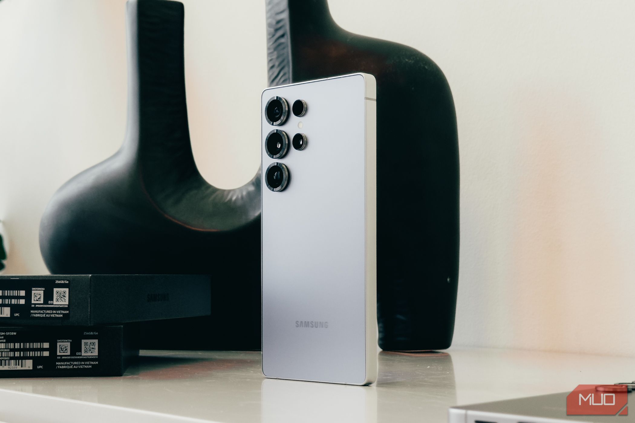 Samsung Galaxy S25 Ultra against white mantle.