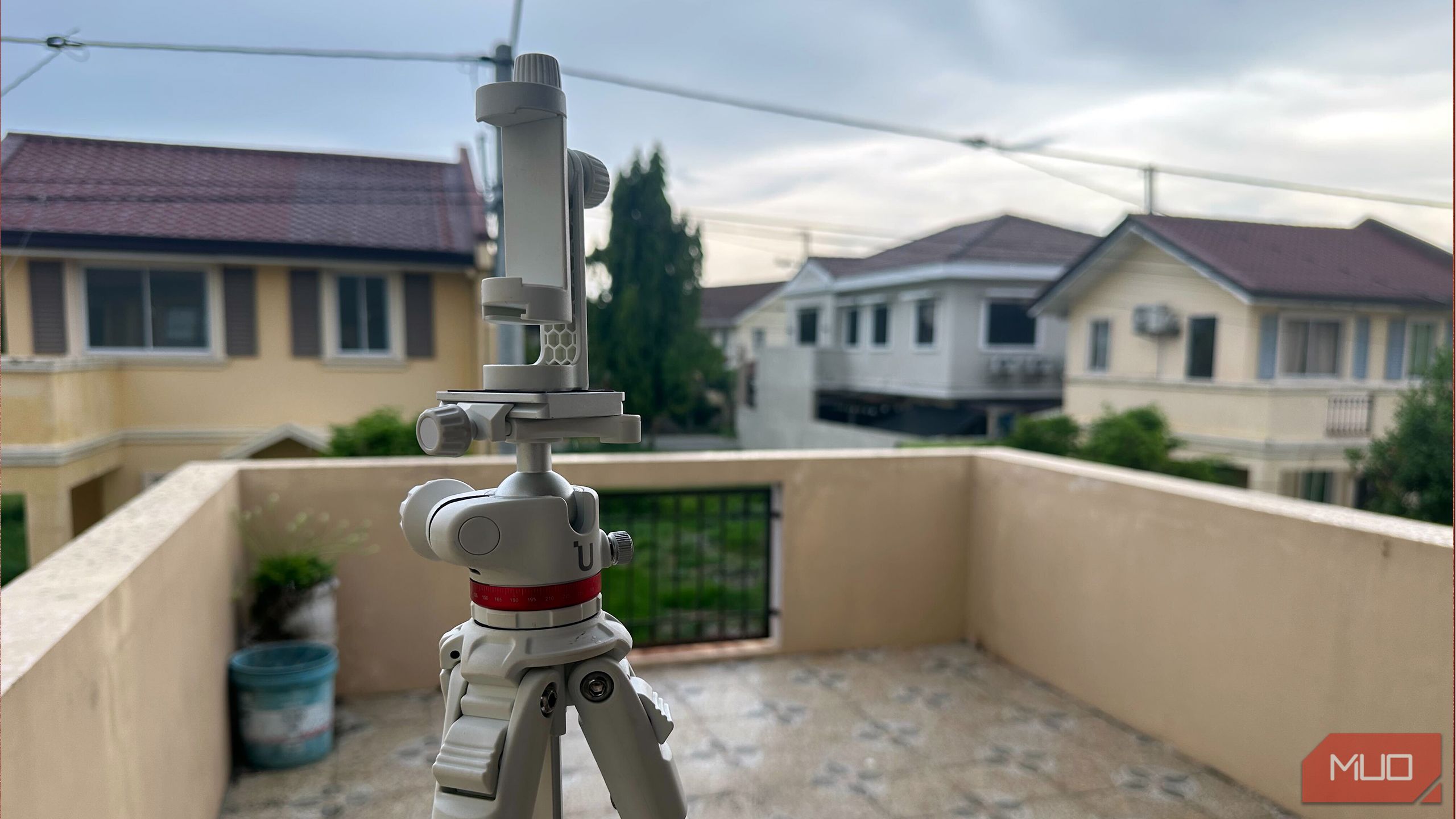 یک سه پایه درجه DSLR با یک نگهدارنده تلفن هوشمند