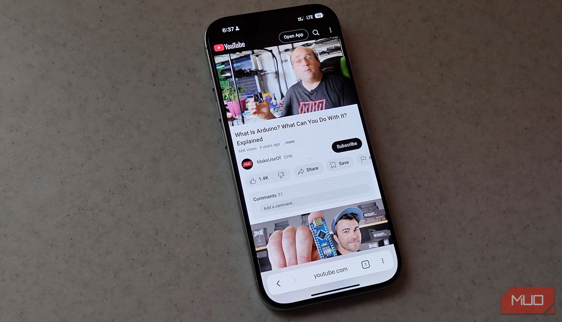 آیفون با برنامه وب YouTube باز است