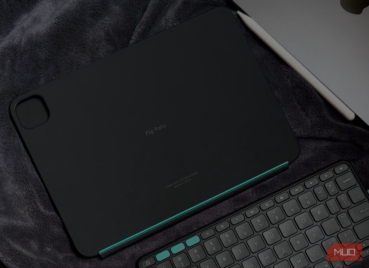 پرونده folio logitech folio روی یک پتو در کنار iPad قرار داده شده است