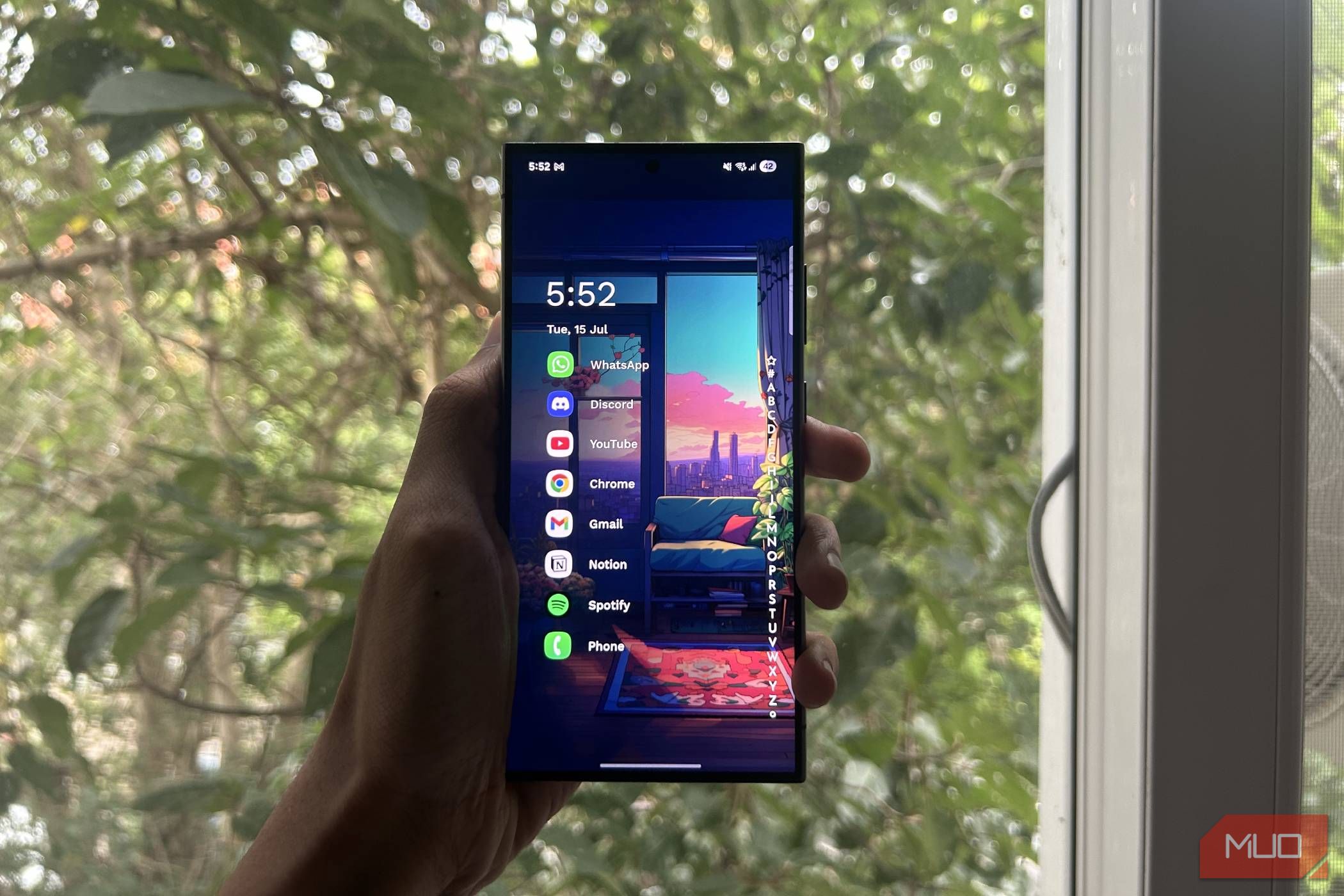 A person holding a Samsung Galaxy S24 Ultra running Niagra launcher