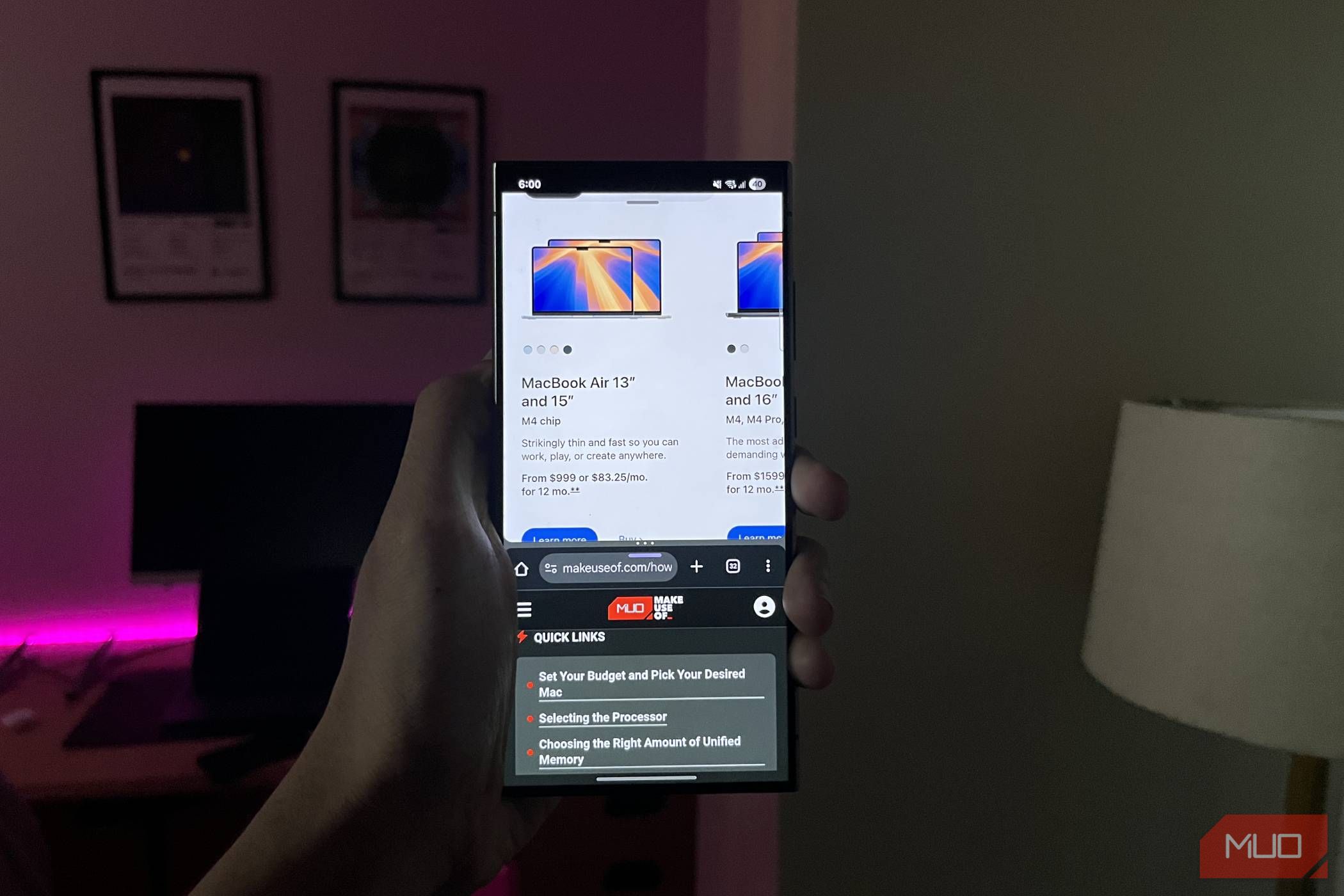 شخصی که دارای سامسونگ گلکسی S24 Ultra با Google Chrome و Samsung Internet در صفحه تقسیم شده است