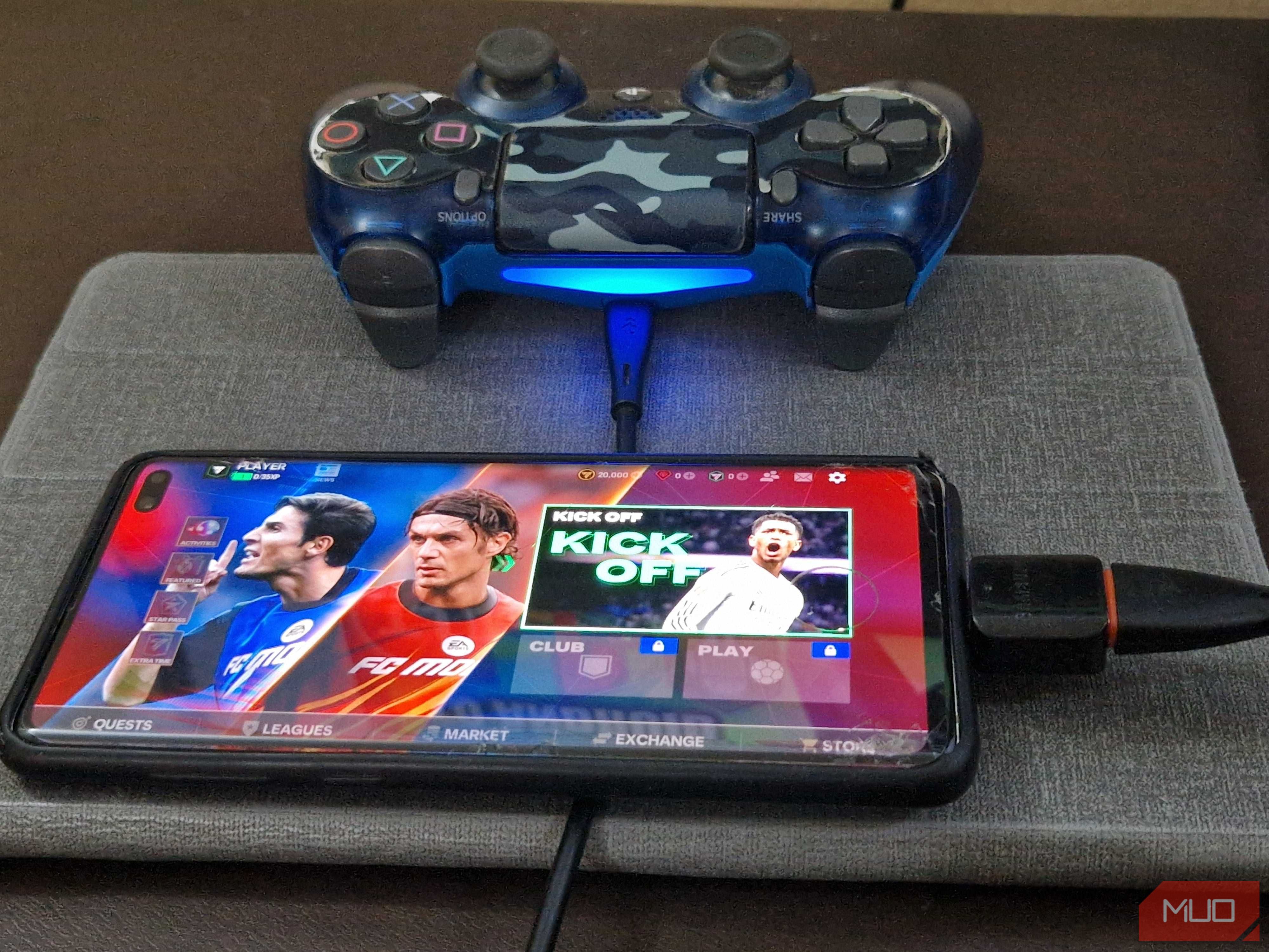 एक PS4 नियंत्रक एक OTG एडाप्टर और USB केबल के माध्यम से स्मार्टफोन में प्लग किया गया।