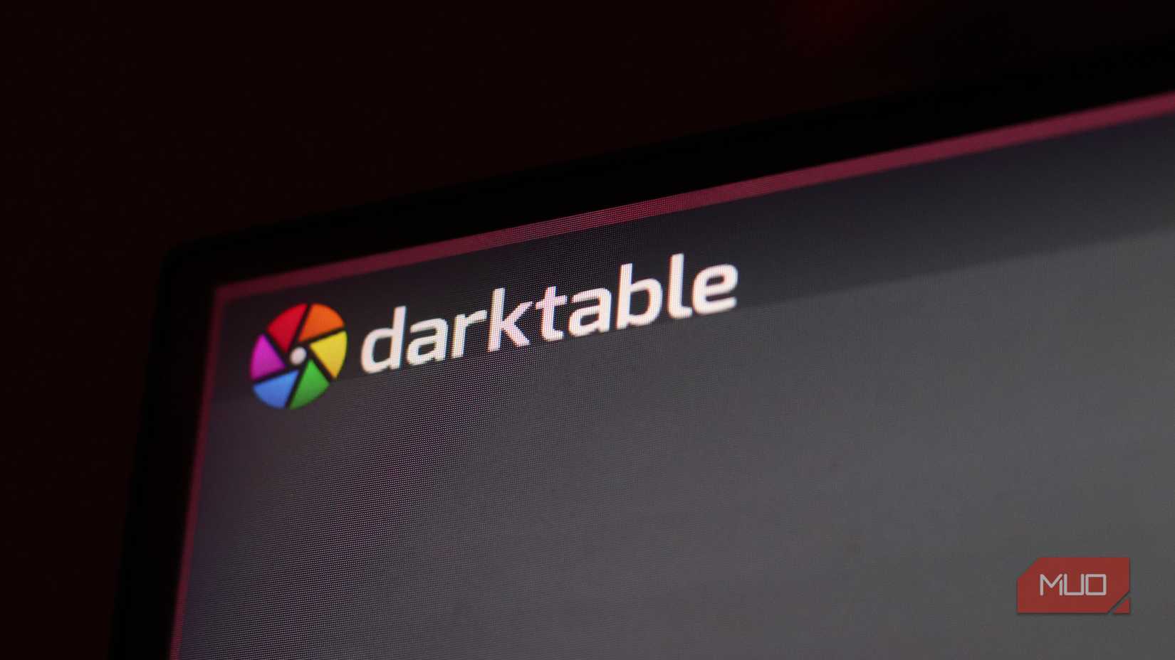 Darktable logo on its website in Zen browser