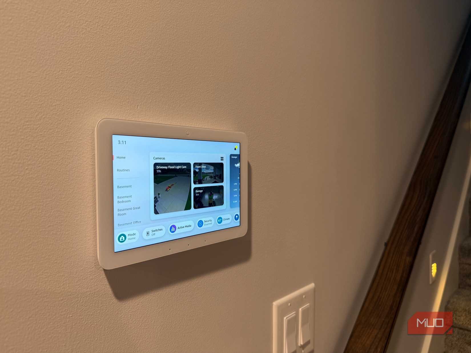 Echo Hub Flush montado en la pared por escaleras