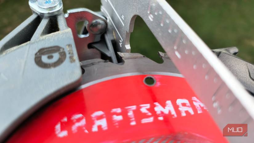 A zoomed in photo of the blade of a circular saw