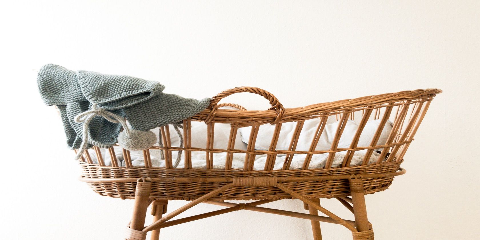 Empty Baby Cradle With Blanket - 8 storie positive sui social media che renderanno la tua giornata