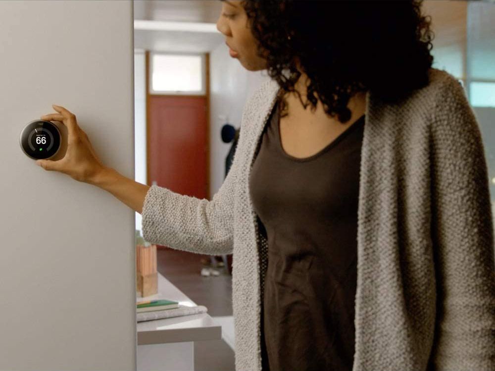 nest smart thermostat - 5 dispositivi Smart Home da installare quando ci si sposta in un nuovo posto
