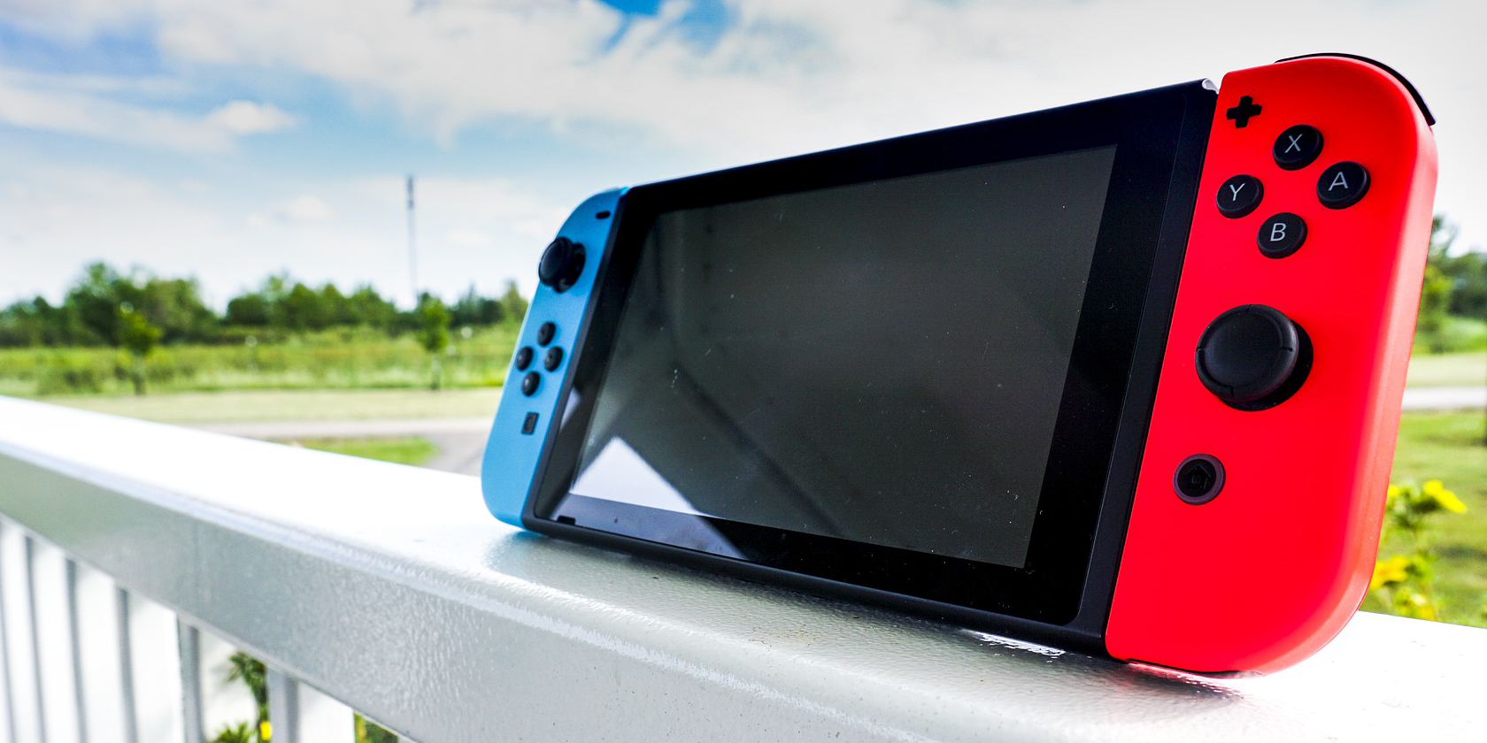 nintendo switch on railing - 5 app per Nintendo Switch che tutti i possessori di Switch dovrebbero installare