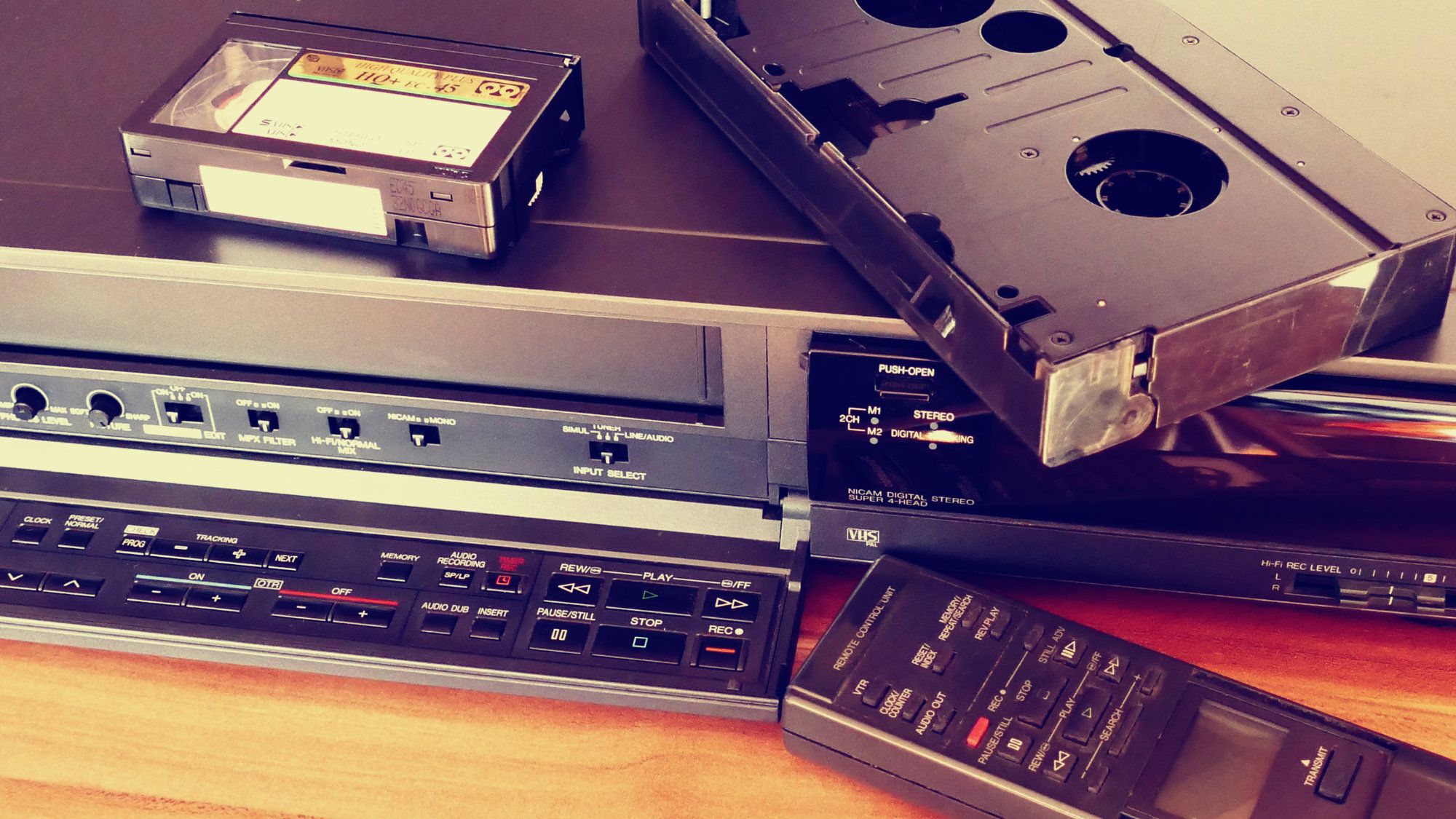 VHS tape wiht player and remote - Film fisici e digitali: i Blu-ray sono migliori dei download?