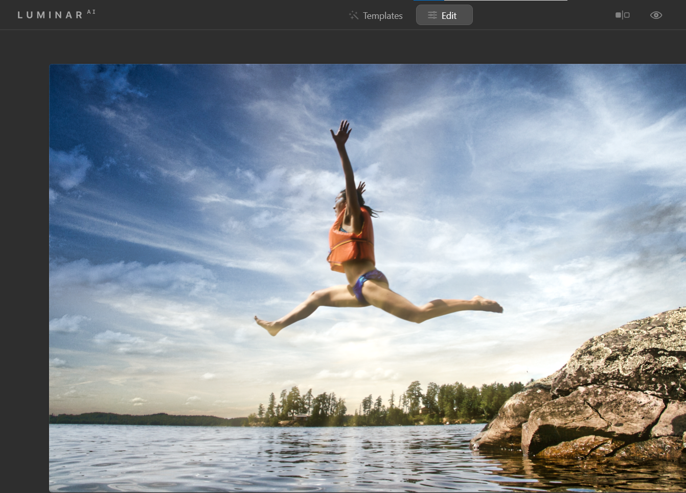 Woman jumping into lake - Come utilizzare Luminar AI con Photoshop per ritratti migliori
