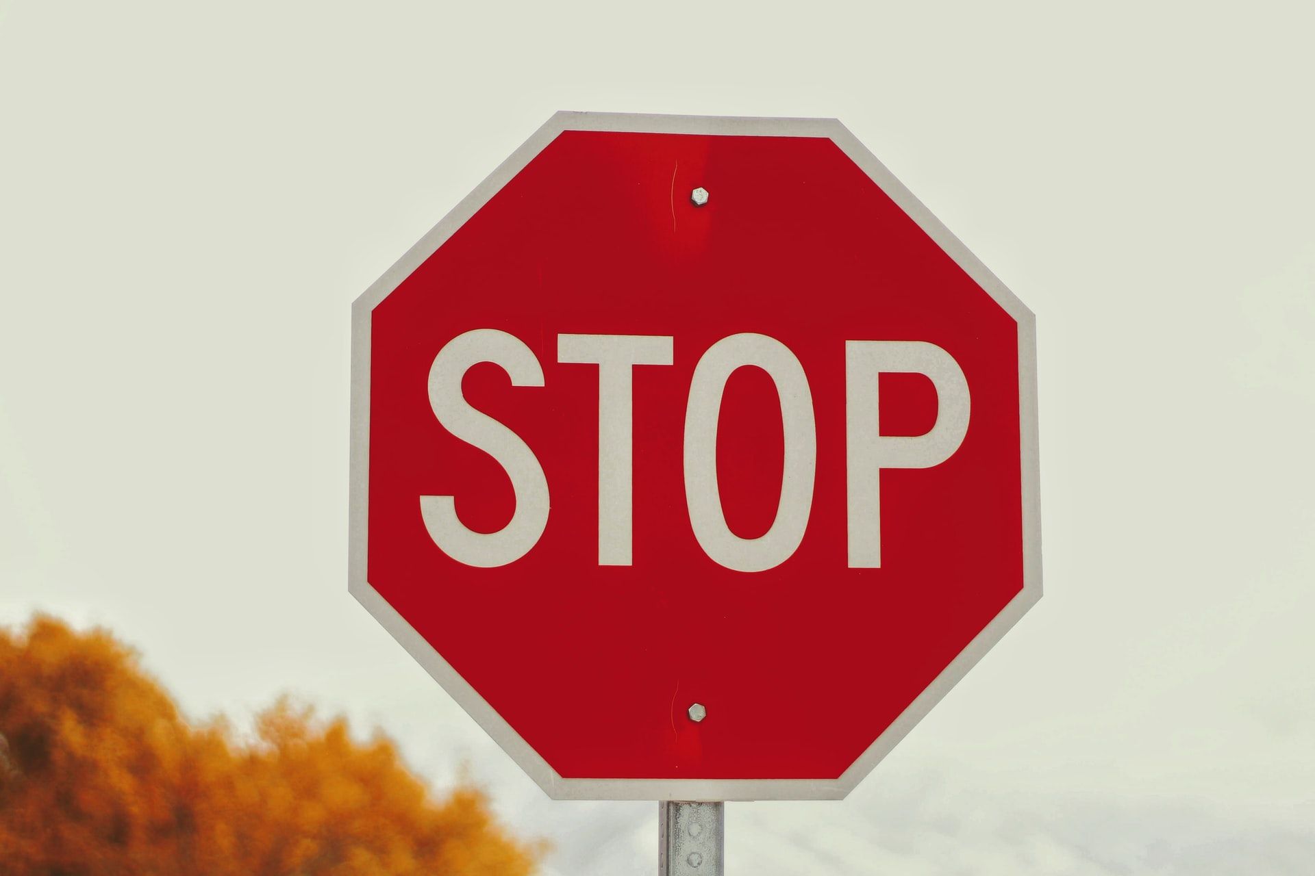 stop sign - Resta al sicuro online: cosa devi sapere sul distanziamento digitale