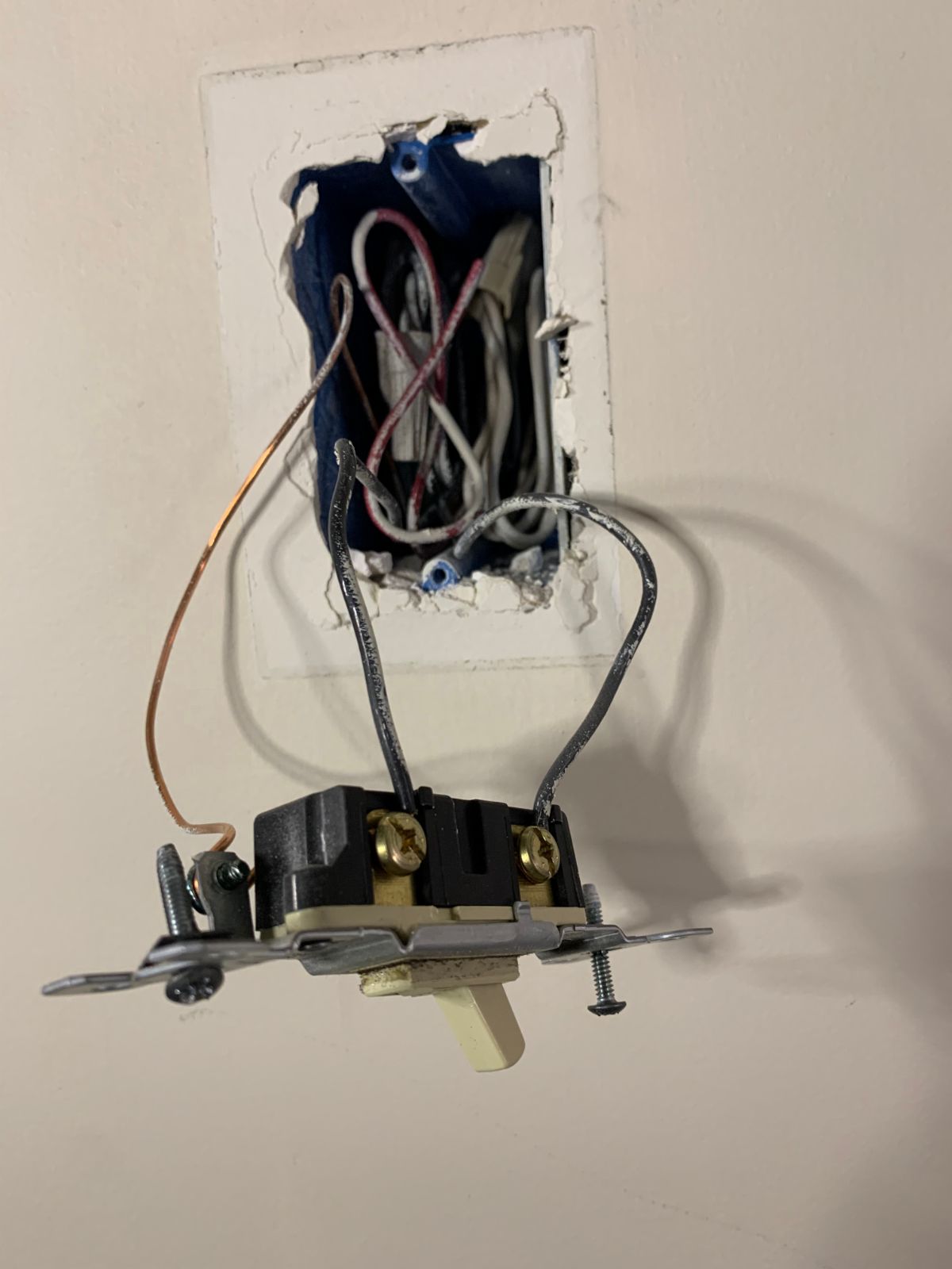 Exposed wiring switch with ground and line load - Come installare un interruttore della luce intelligente cablato