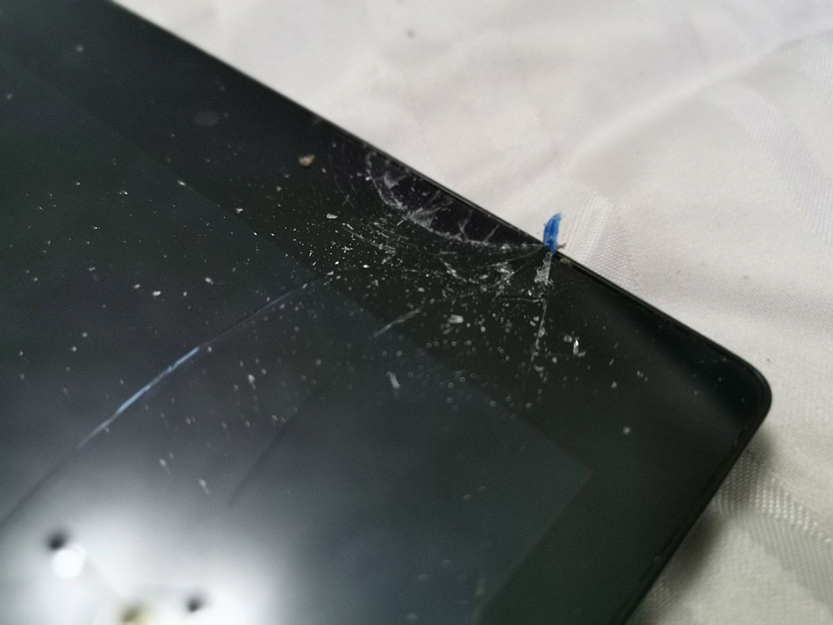 Kindle Fire screen broken by plectrum tool - Ha rotto il display del tuo tablet Amazon Fire? Ecco come sostituirlo