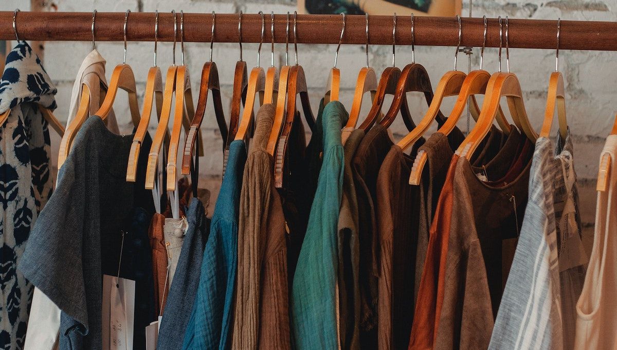 asssorted clothing on clothes rack - 5 siti di abbigliamento che supportano la moda lenta