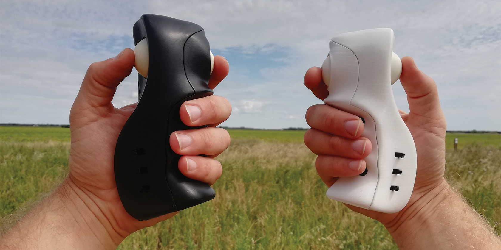 knuckles5 black and white variants in hand - Il Knuckles-5 può controllare il tuo drone e i tuoi videogiochi