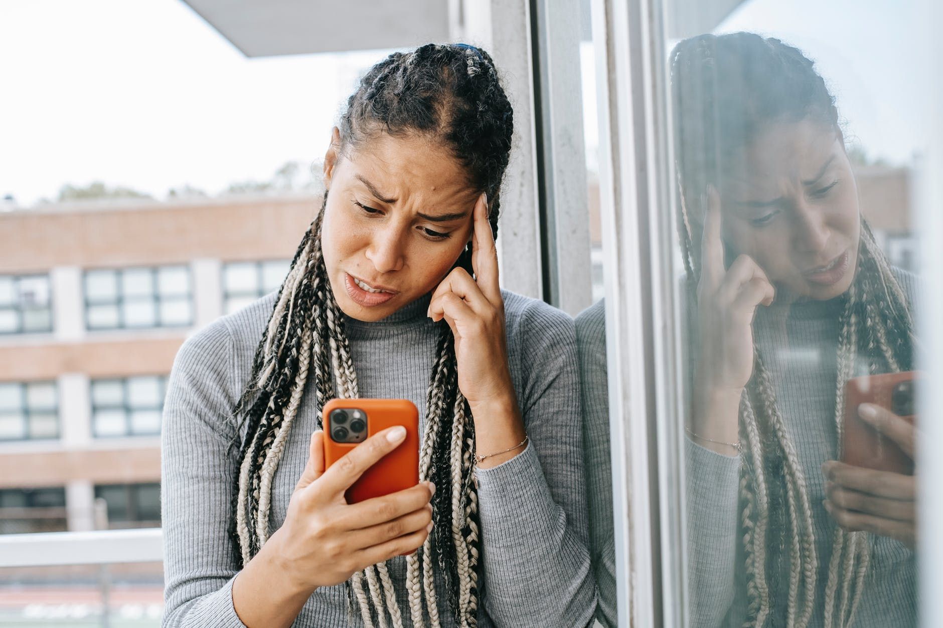 woman angry with phone - 10 motivi per cui dovresti usare Signal