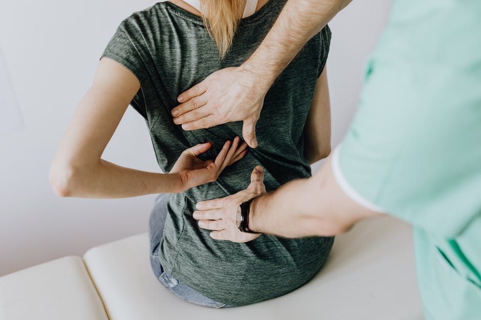 woman with back pain - Articoli per la casa che non sapevi di poter controllare con il tuo smartphone