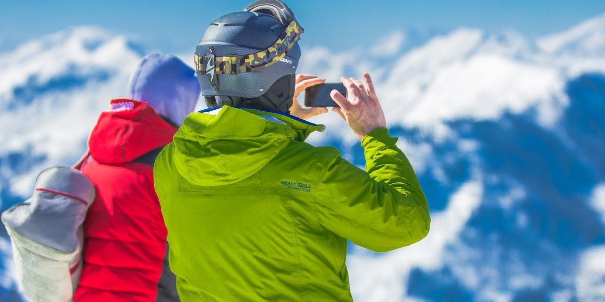 Couple Taking Photo on Mountain - 10 consigli per evitare di rompere il tuo smartphone