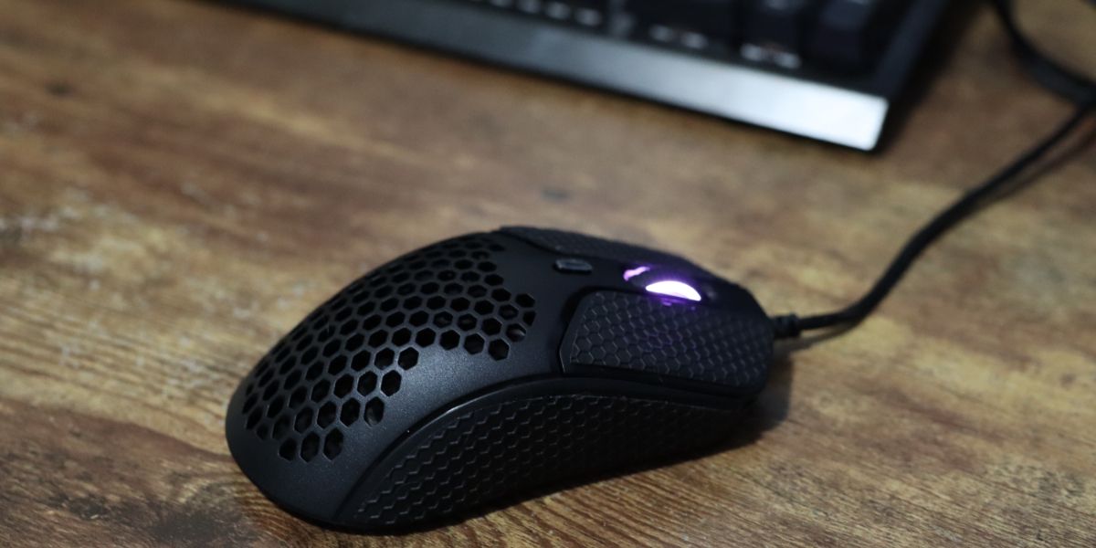 HyperX Haste Facing Right Purple LED On Wood - Recensione Hyperx PulseFire Haste Gaming Mouse: Razer dovrebbe essere preoccupato