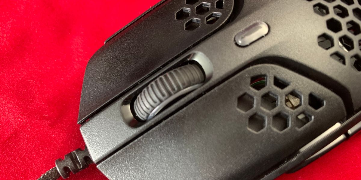 HyperX Red Background Facing Left Lower Corner - Recensione Hyperx PulseFire Haste Gaming Mouse: Razer dovrebbe essere preoccupato