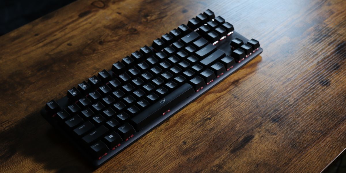 Keyboard From left On Wood Cropped - HyperX Alloy Origins Core è la tastiera TKL compatta che stavi aspettando?
