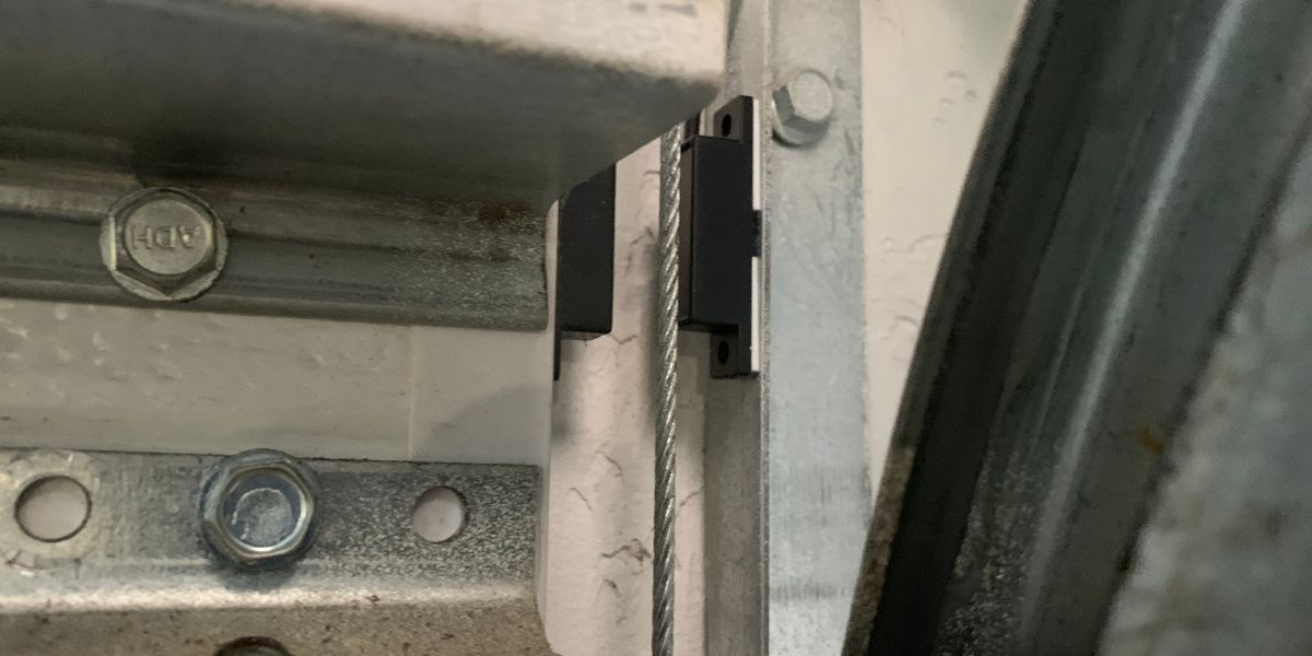 Sensor Installation On Side Of Door - Come installare un controller per porte da garage intelligenti