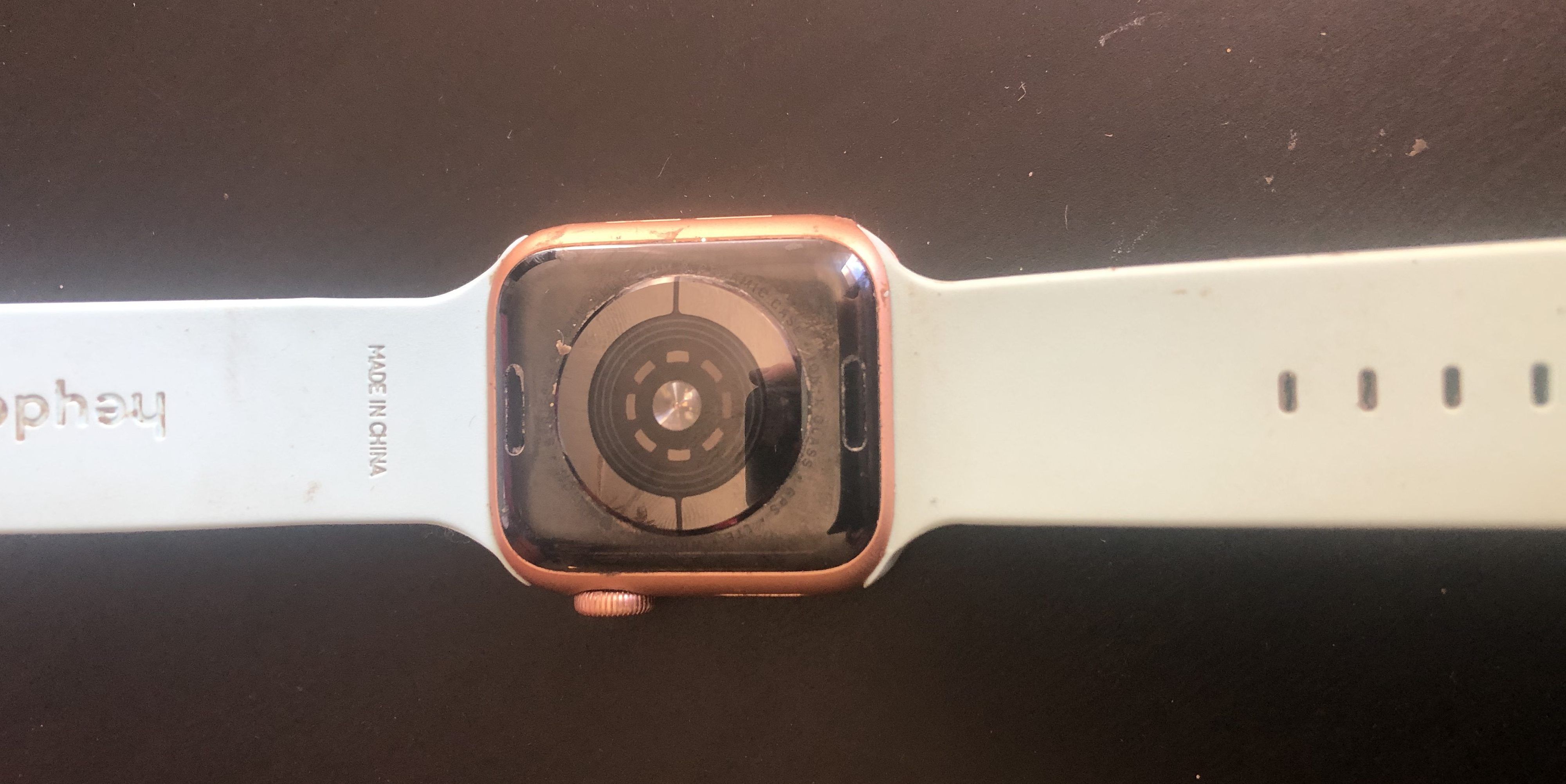 apple watch turned over e1614093862144 - Come indossare un cinturino per Apple Watch