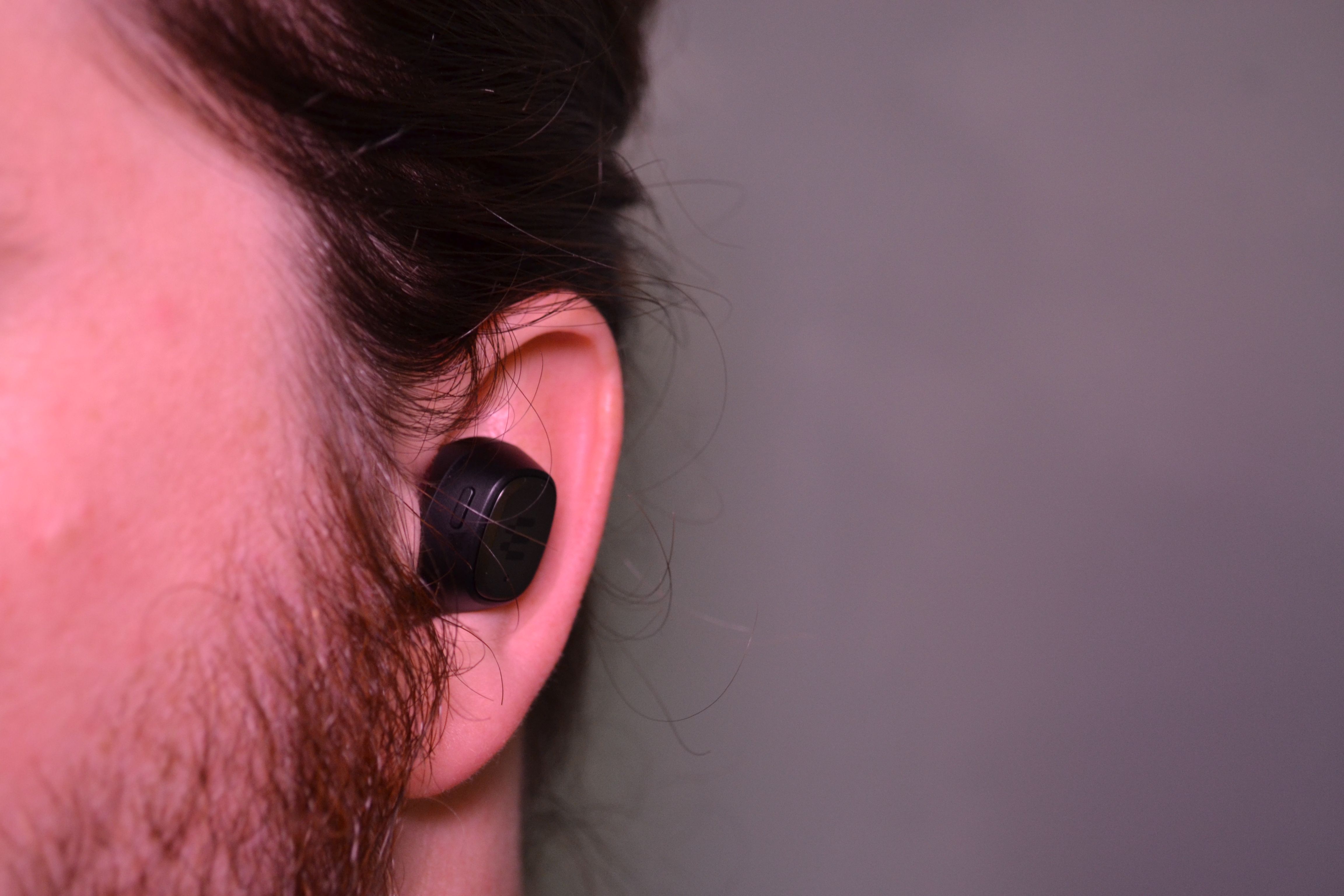 epos gtw 270 earbuds in ear on person - Recensione degli auricolari wireless ibridi EPOS GTW 270: audio di gioco quasi eccezionale in movimento