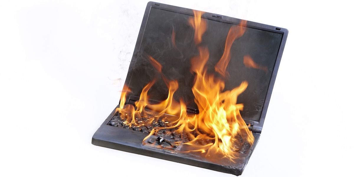 laptop on fire burning - 5 motivi per non acquistare un laptop da gioco
