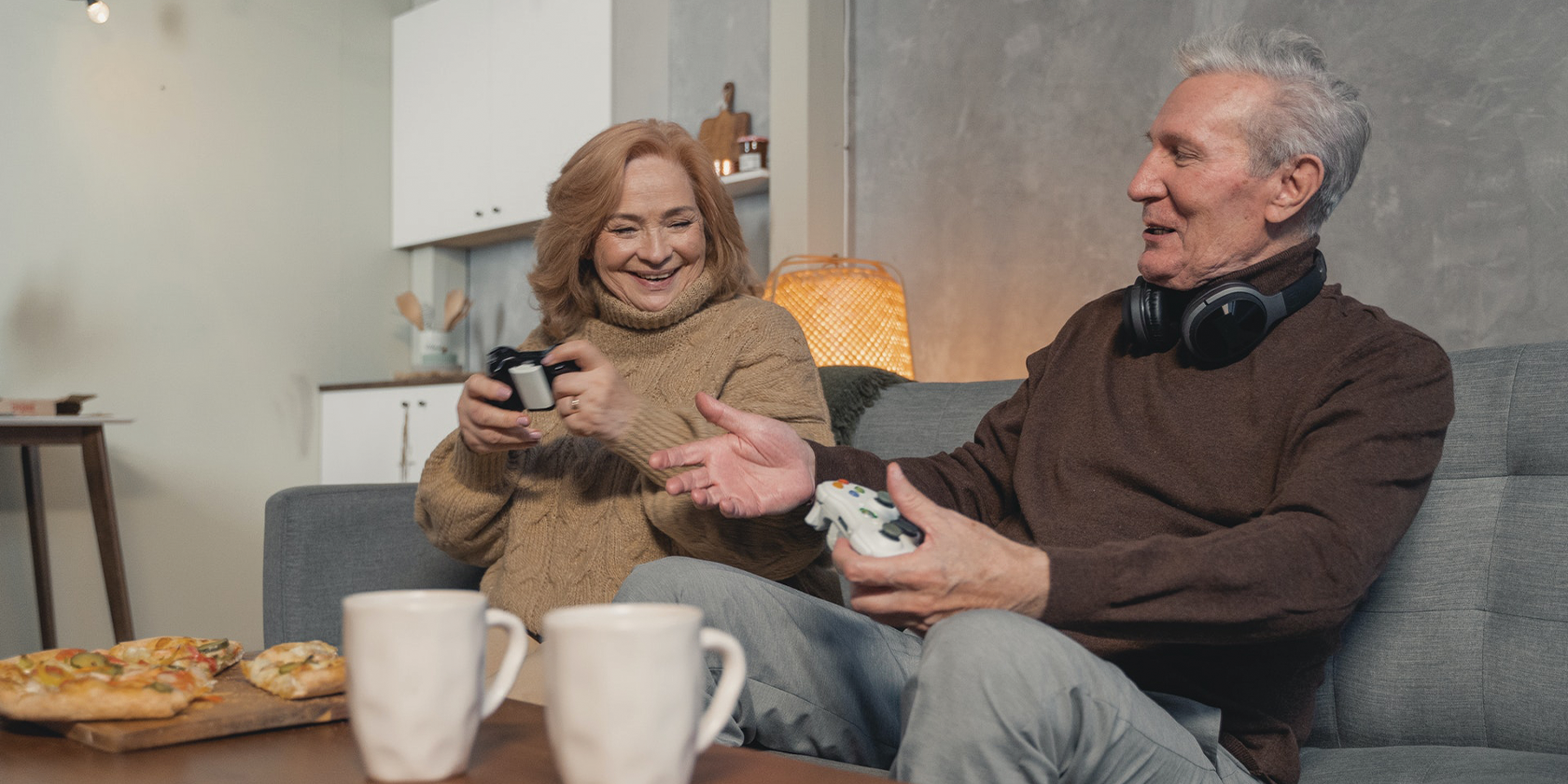 older couple gaming - Come i videogiochi possono avvicinare le coppie
