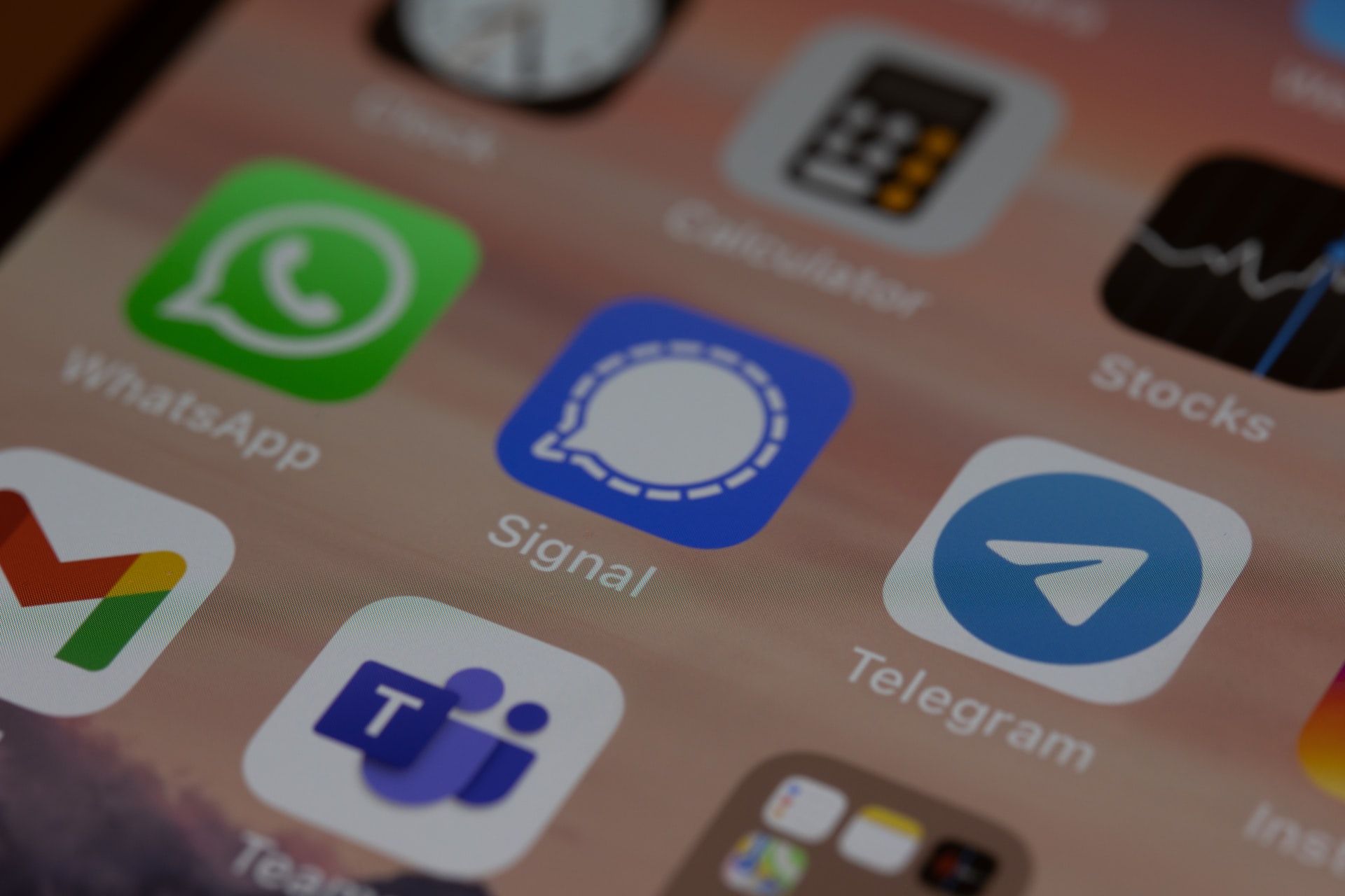 signal messaging app on phone - Come i principali servizi di messaggistica istantanea utilizzano la crittografia end-to-end