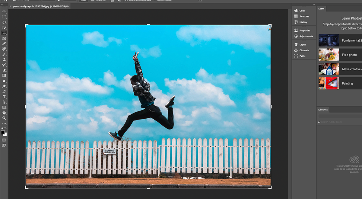 photo of man jumping in photoshop - Come creare una goccia di Photoshop per elaborare in batch le immagini