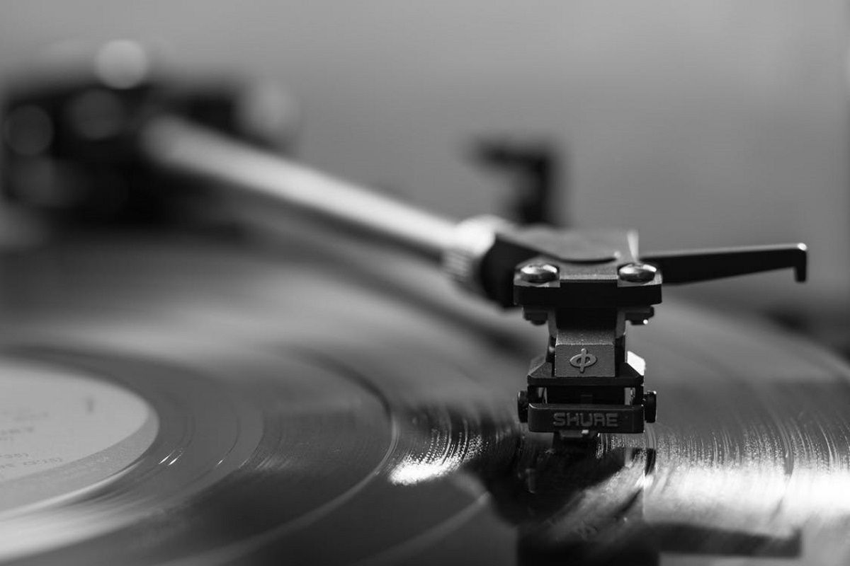 vinyl record playing - Vinili e CD venduti nel 2020: cosa significa per il futuro della musica