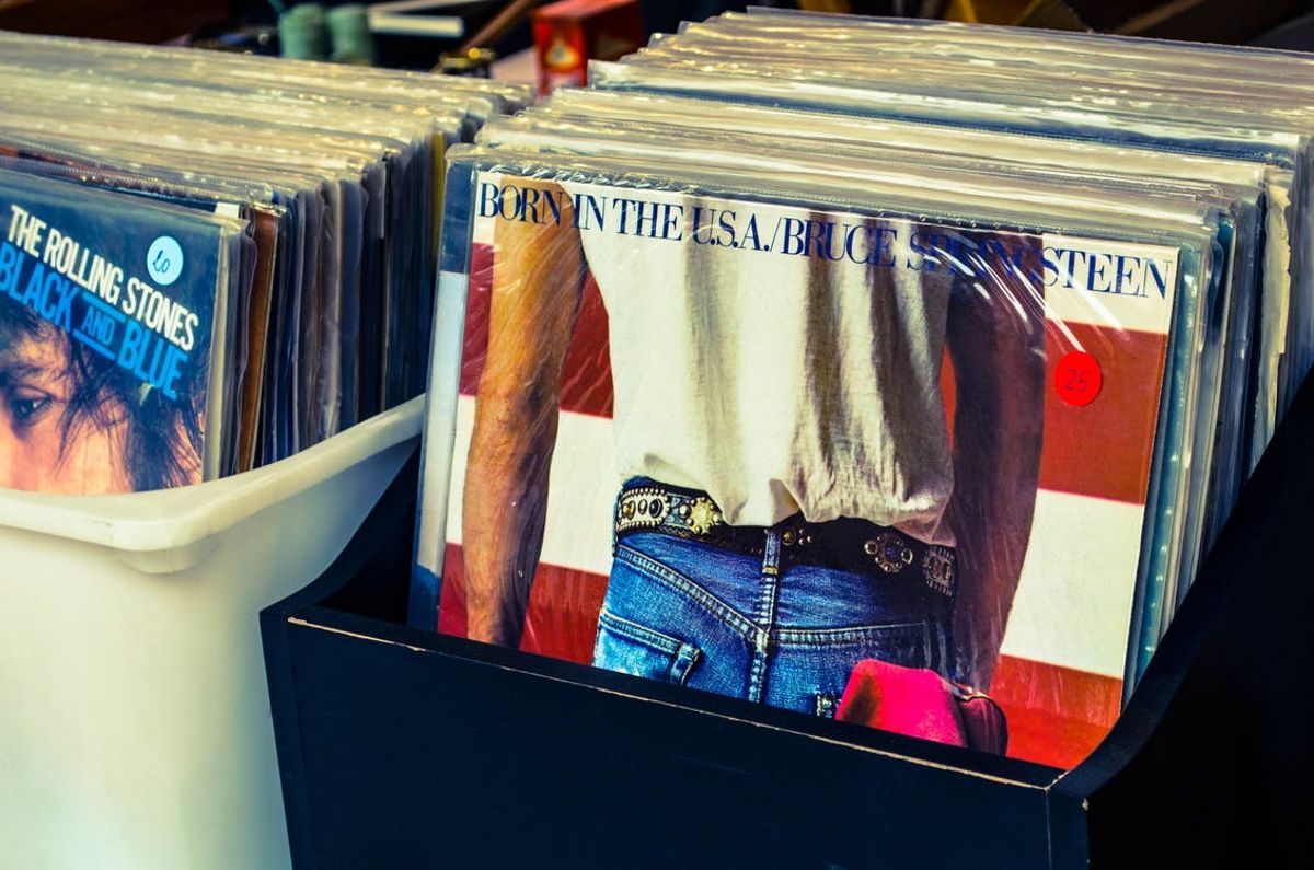 vinyl store - Vinili e CD venduti nel 2020: cosa significa per il futuro della musica
